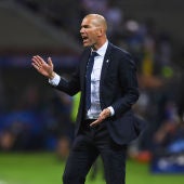 Zinedine Zidane da indicaciones a sus jugadores