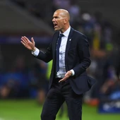 Zinedine Zidane da indicaciones a sus jugadores Zinedine Zidane da indicaciones a sus jugadores