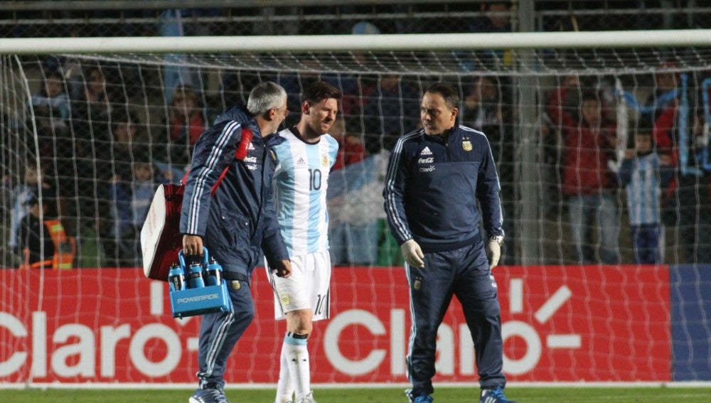 Messi se retira lesionado con Argentina