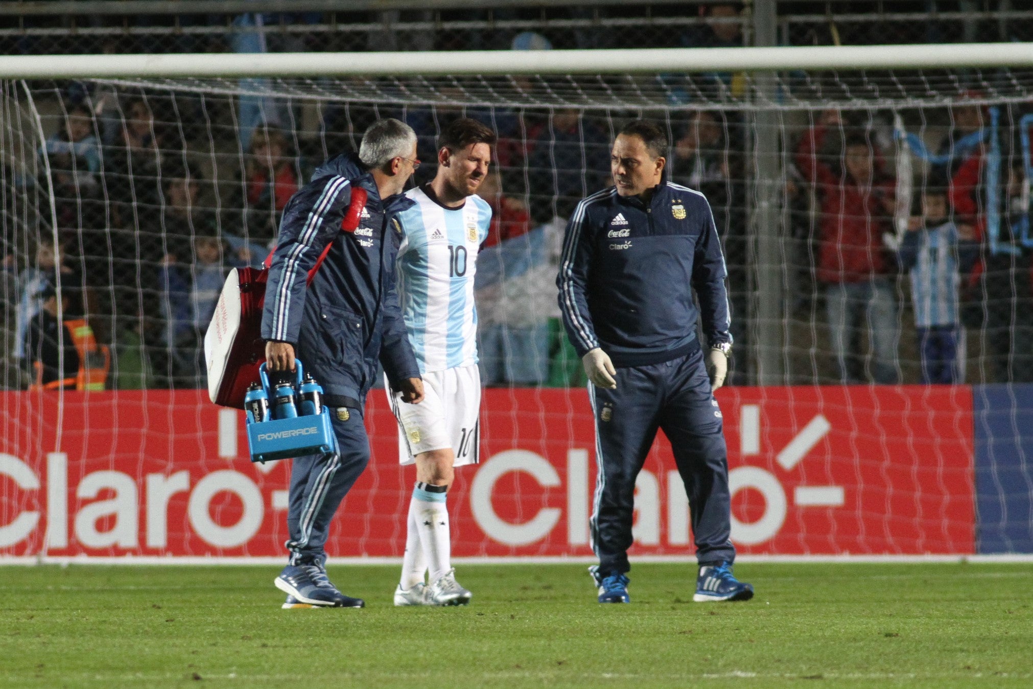 Messi se retira lesionado en la victoria de Argentina contra Honduras Messi se retira lesionado en la victoria de Argentina contra Honduras