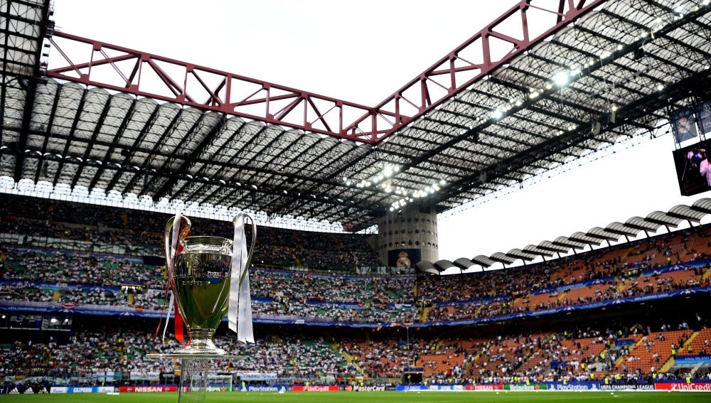 La Copa de la Champions League en el Estadio San Siro de Milán