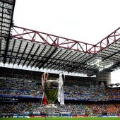 La Copa de la Champions League en el Estadio San Siro de Milán