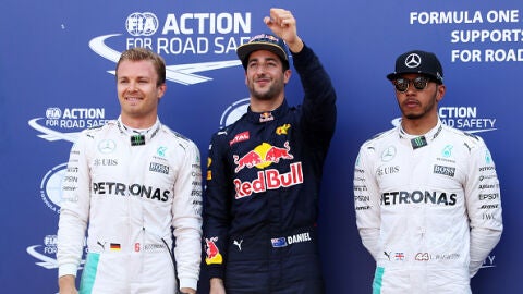 El australiano Ricciardo logra su primera 'pole' en M&oacute;naco