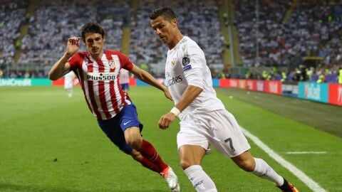 Cristiano Ronaldo en acci&oacute;n con Stefan Savic