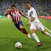 Cristiano Ronaldo en acción con Stefan Savic