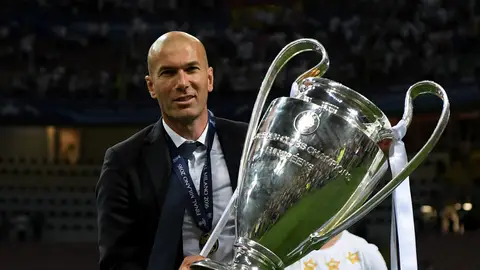 Zinedine Zidane con la Copa de la Champions League Zinedine Zidane con la Copa de la Champions League