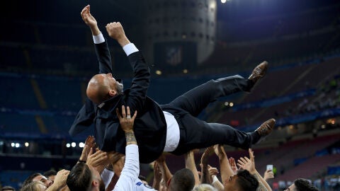 Zinedine Zidane elevado por los aires de San Siro despu&eacute;s de ganar la Und&eacute;cima