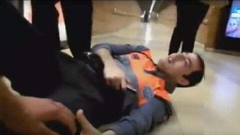 Imagen del vigilante de seguridad agredido en el metro de Barcelona
