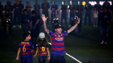 Dani Alves saluda a la afici&oacute;n azulgrana en el Camp Nou