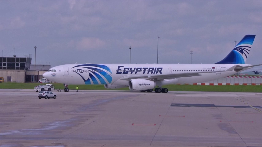 Las cajas negras del avión de EgyptAir revelan que se detectó humo en el baño y el sistema eléctrico antes de estrellarse Las cajas negras del avión de EgyptAir revelan que se detectó humo en el baño y el sistema eléctrico antes de estrellarse