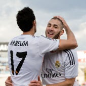 Arbeloa abraza a Benzema en un partido con el Real Madrid