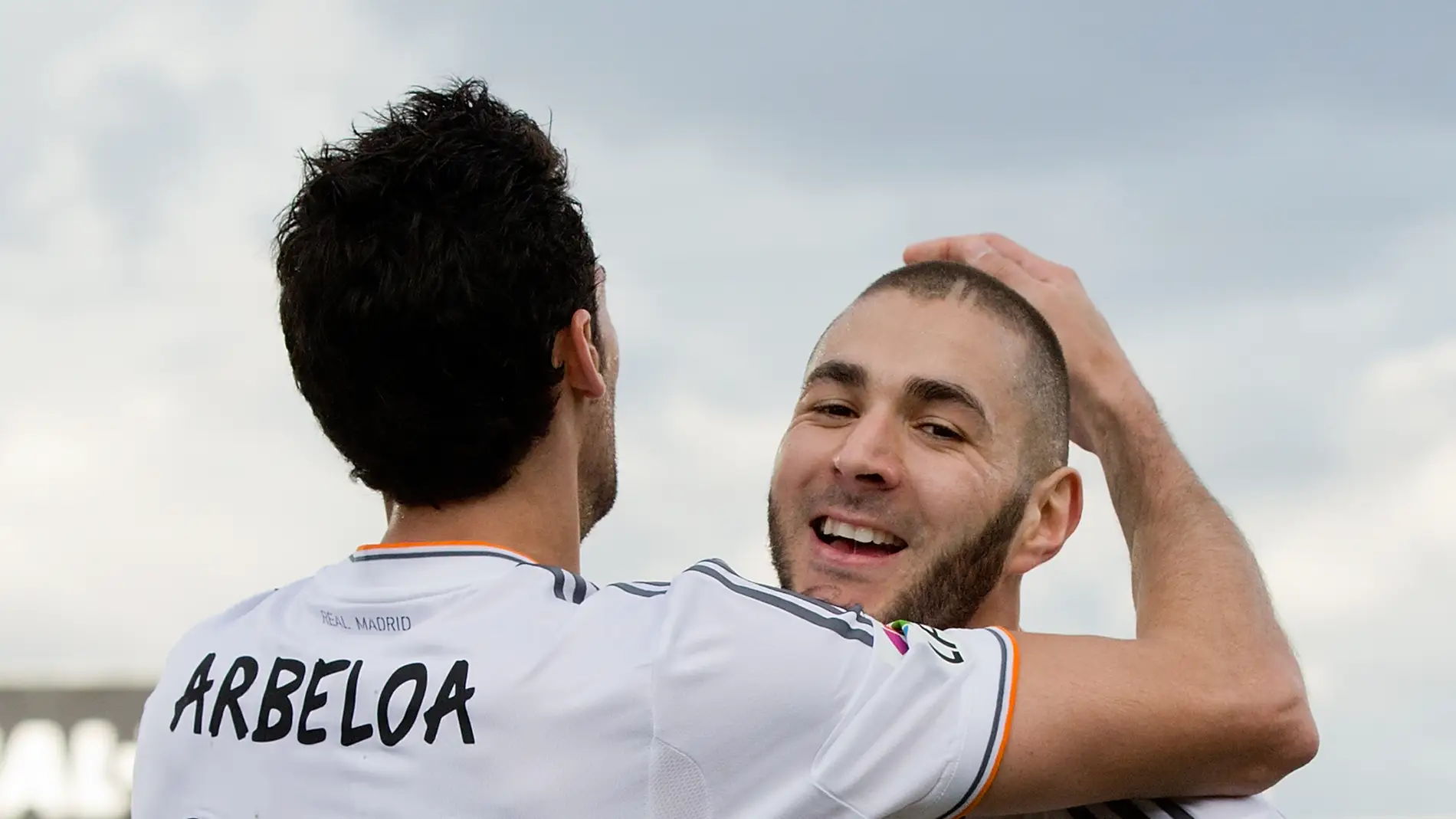 Arbeloa abraza a Benzema en un partido con el Real Madrid