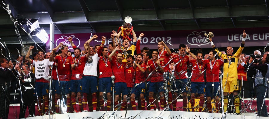 Iker Casillas levanta la Eurocopa del año 2012 Iker Casillas levanta la Eurocopa del año 2012