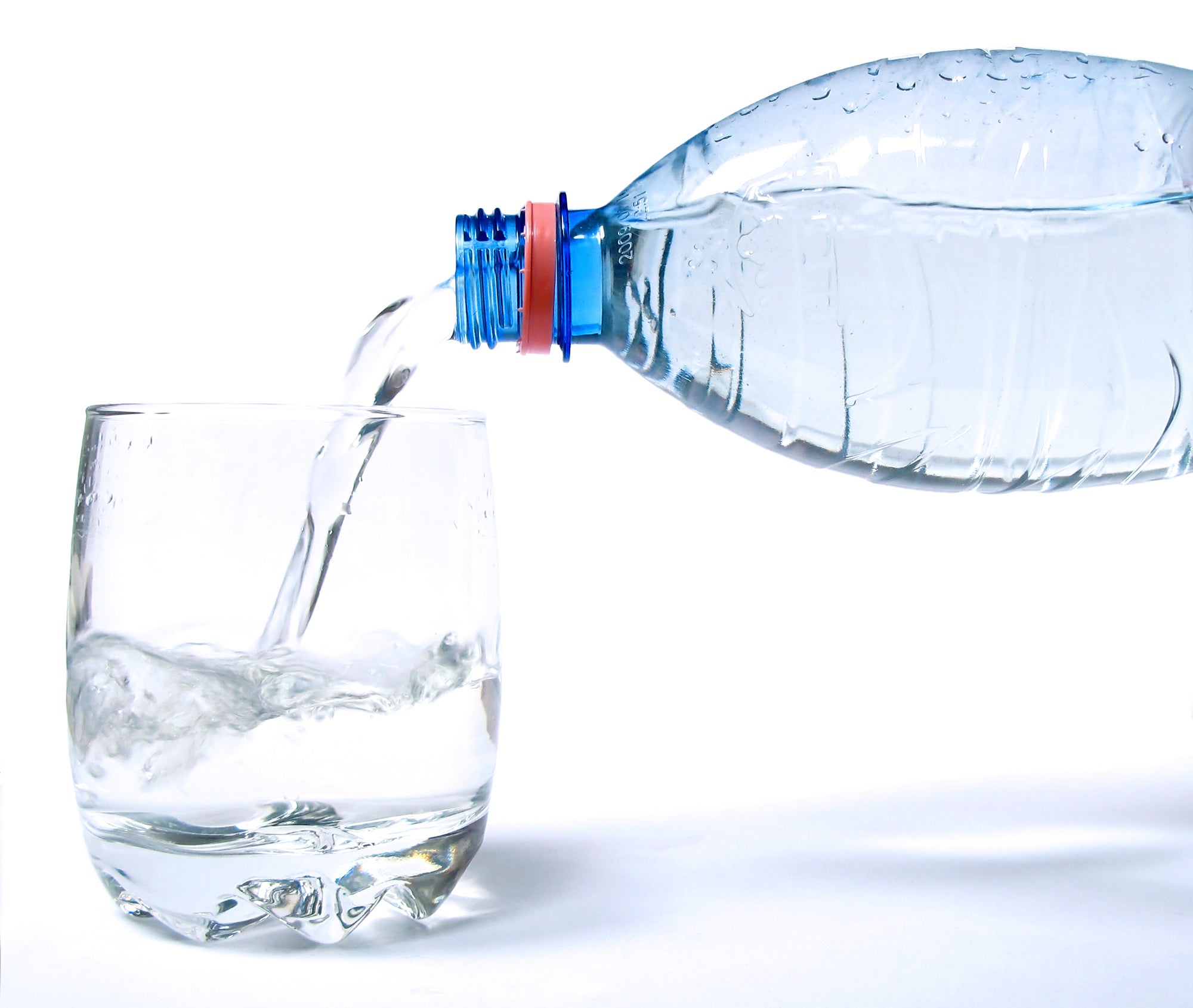 Maldito bulo: No hay que beber dos litros de agua al día, ni el agua con limón cura el cáncer Maldito bulo: No hay que beber dos litros de agua al día, ni el agua con limón cura el cáncer