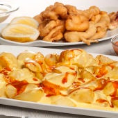 Patatas bravas y calamares fritos