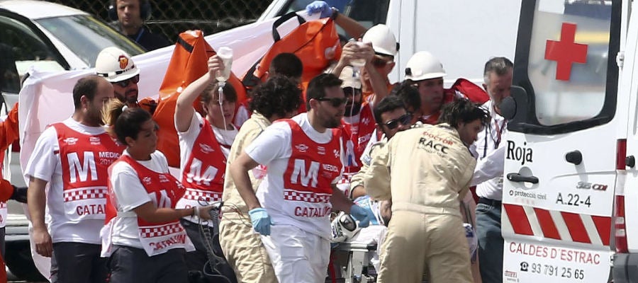 Las asistencias médicas del circuito de Cataluña retiran en camilla a Luis Salom Las asistencias médicas del circuito de Cataluña retiran en camilla a Luis Salom