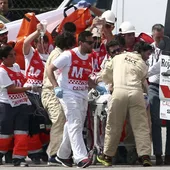 Las asistencias médicas del circuito de Cataluña retiran en camilla a Luis Salom Las asistencias médicas del circuito de Cataluña retiran en camilla a Luis Salom