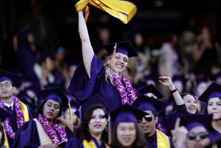 La historia de Jillian Sobol, una mujer que se ha graduado en la universidad que la vio nacer La historia de Jillian Sobol, una mujer que se ha graduado en la universidad que la vio nacer