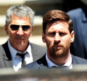 Leo Messi y su padre, a la llegada de la Audiencia de Barcelona Leo Messi y su padre, a la llegada de la Audiencia de Barcelona