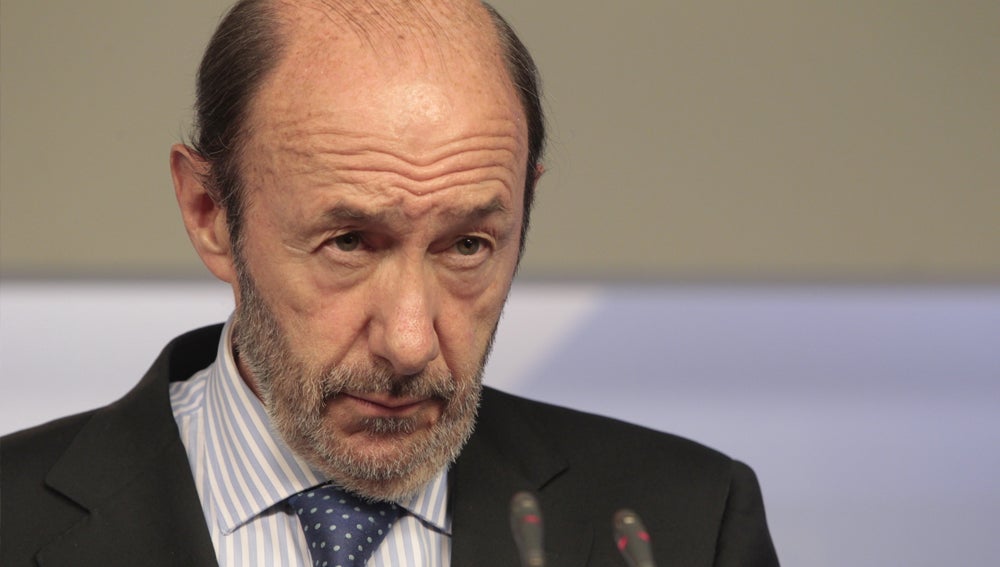 Rubalcaba: "Primero la gobernabilidad de España, después los problemas del PSOE" Rubalcaba: "Primero la gobernabilidad de España, después los problemas del PSOE"