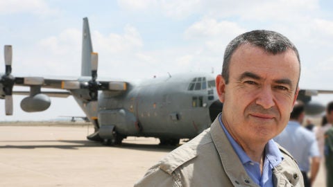 Lorenzo Silva junto al avi&oacute;n H&eacute;rcules en la Base A&eacute;rea de Zaragoza