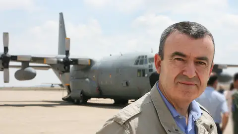 Lorenzo Silva junto al avión Hércules en la Base Aérea de Zaragoza Lorenzo Silva junto al avión Hércules en la Base Aérea de Zaragoza