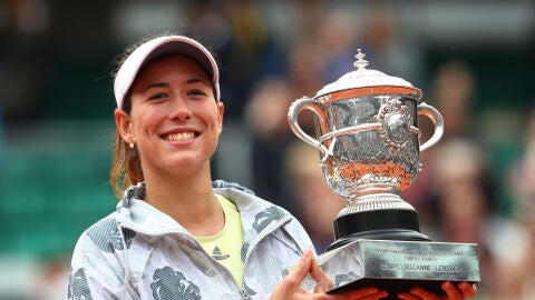 Muguruza posando con el trofeo de campeona de Roland Garros