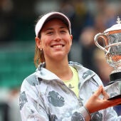 Muguruza posando con el trofeo de campeona de Roland Garros