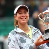 Muguruza posando con el trofeo de campeona de Roland Garros Muguruza posando con el trofeo de campeona de Roland Garros