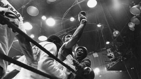 Cassius Clay (Muhammad Ali) celebra su victoria contra Liston