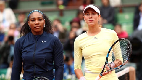 Serena Williams y Garbi&ntilde;e Muguruza antes de comenzar la final de Roland Garros