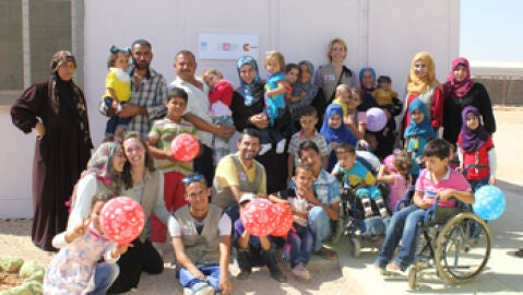 Miembros de la asociaci&oacute;n con los ni&ntilde;os en el campo de refugiados