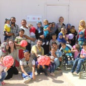 Miembros de la asociación con los niños en el campo de refugiados