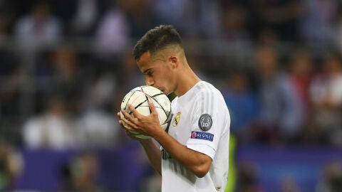 Lucas V&aacute;zquez besa el bal&oacute;n