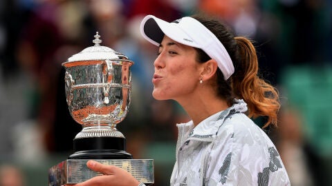 Muguruza besa su Roland Garros