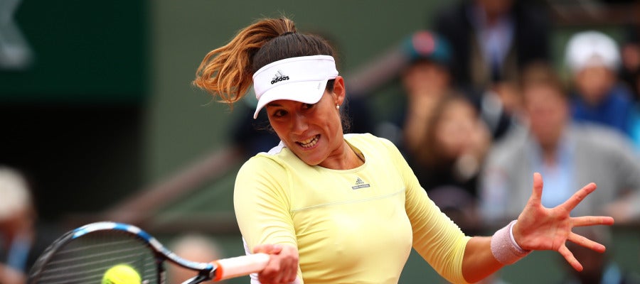 Garbiñe Muguruza devuelve una bola en Roland Garros Garbiñe Muguruza devuelve una bola en Roland Garros