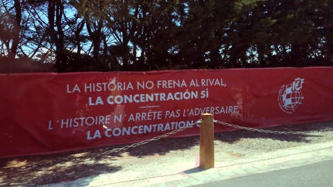 Pancarta en el campo de entrenamiento de la Selecci&oacute;n Espa&ntilde;ola en la Eurocopa