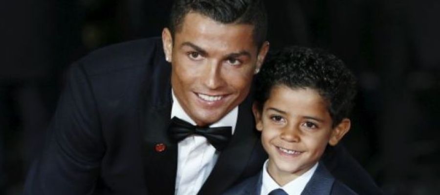 Cristiano Ronaldo posa junto a su hijo Cristiano Jr. Cristiano Ronaldo posa junto a su hijo Cristiano Jr.