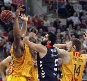 Samuels y Vezenkov disputan un balón con Bourousis Samuels y Vezenkov disputan un balón con Bourousis
