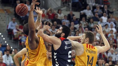 Samuels y Vezenkov disputan un bal&oacute;n con Bourousis