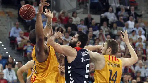 Samuels y Vezenkov disputan un balón con Bourousis Samuels y Vezenkov disputan un balón con Bourousis