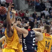 Samuels y Vezenkov disputan un balón con Bourousis Samuels y Vezenkov disputan un balón con Bourousis