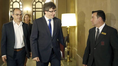 Carles Puigdemont a su llegada a la reuni&oacute;n que realizan el Govern