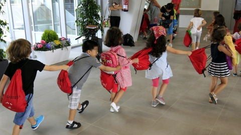 Ni&ntilde;os entrando a clase