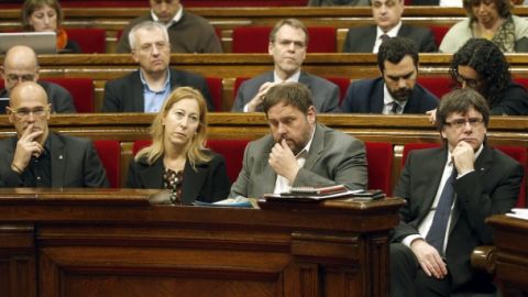 Carles Puigdemont y Oriol Junqueras en el Parlament de Catalu&ntilde;a