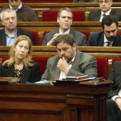 Carles Puigdemont y Oriol Junqueras en el Parlament de Cataluña