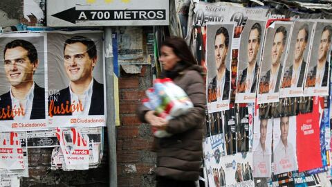 Una mujer pasa por una calle con los carteles de Albert Rivera.