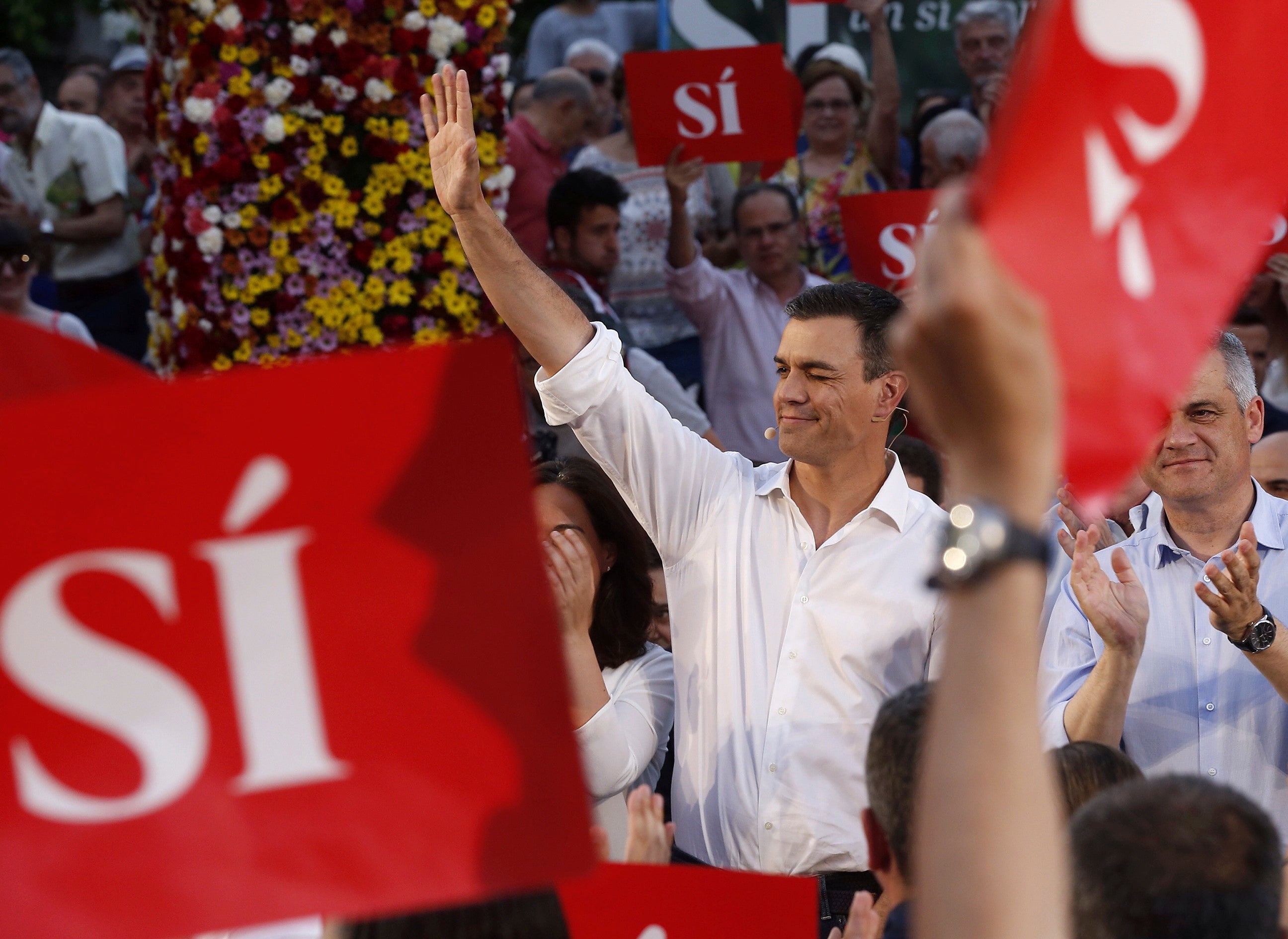 Pedro Sánchez se lanza a buscar el voto puerta a puerta Pedro Sánchez se lanza a buscar el voto puerta a puerta