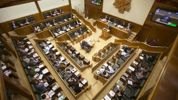 PNV y EH Bildu aprueban incluir el derecho a decidir en nuevo Estatuto vasco PNV y EH Bildu aprueban incluir el derecho a decidir en nuevo Estatuto vasco