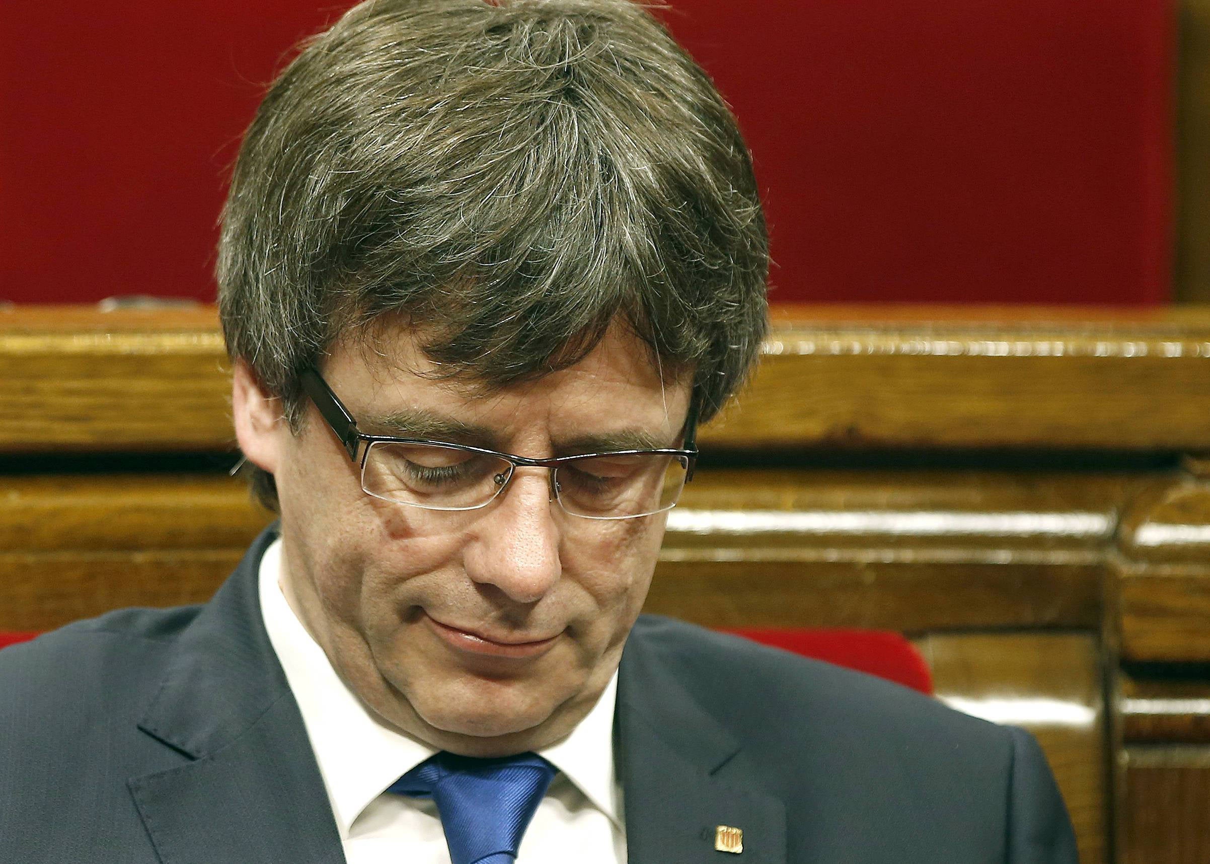 Personas físicas: Le crecen los enanos a Puigdemont Personas físicas: Le crecen los enanos a Puigdemont